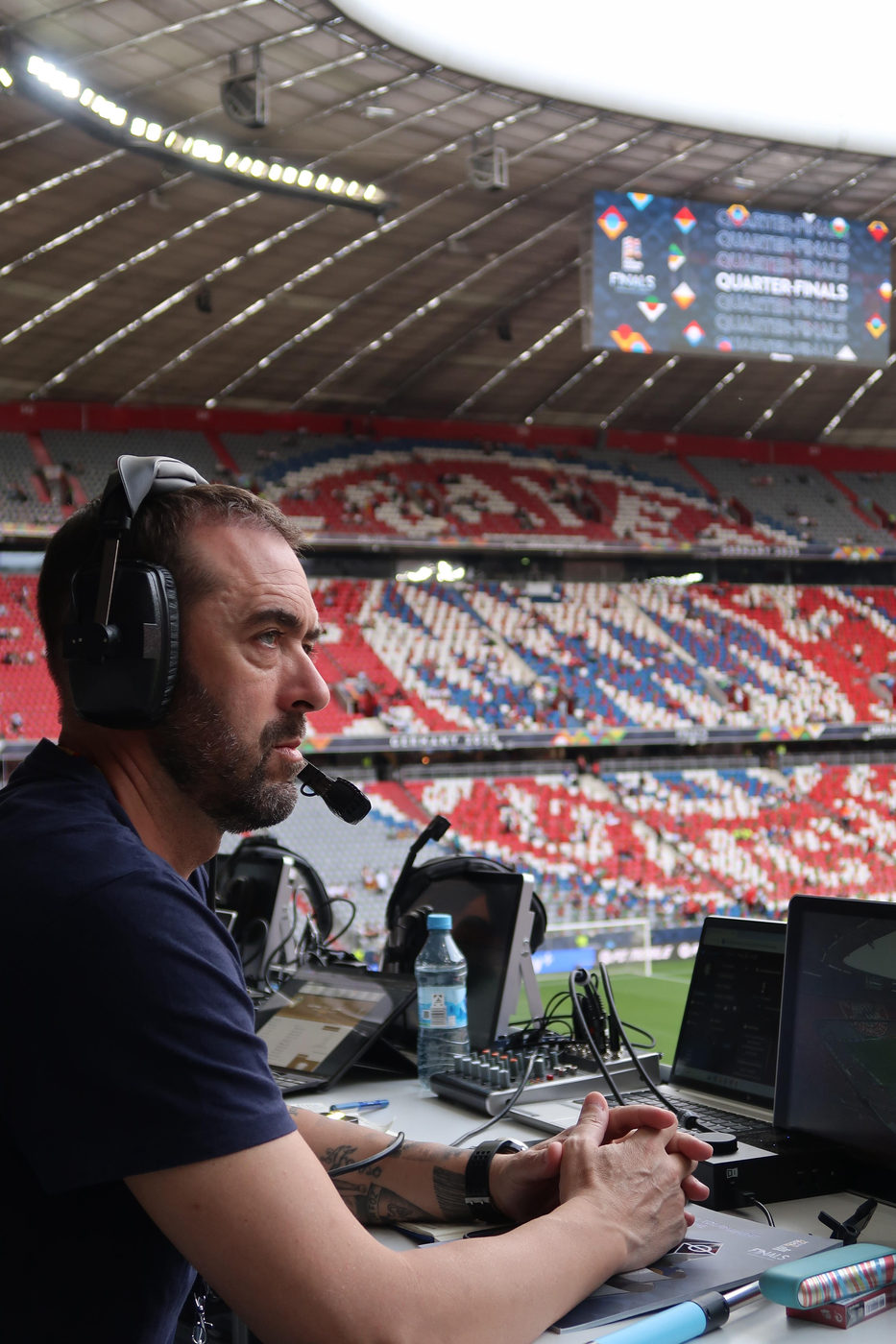 Luís Perfeito a comentar num estádio